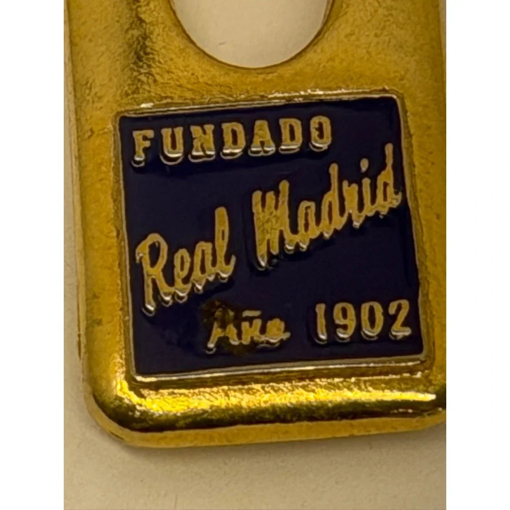 Real Madrid Fundado Año 1902 Crest Gold Tone Metal Keychain Collectible